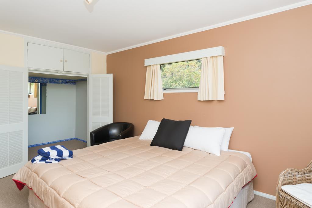 Waitangi Beach House Номер фото